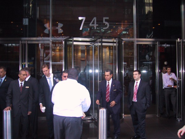Als die Investmentbank Lehman Brothers pleite ging, herrschte Chaos am Haupteingang. Mitarbeiter verließen in Tränen das Gebäude mit ihrem Hab und Gut in den Händen.