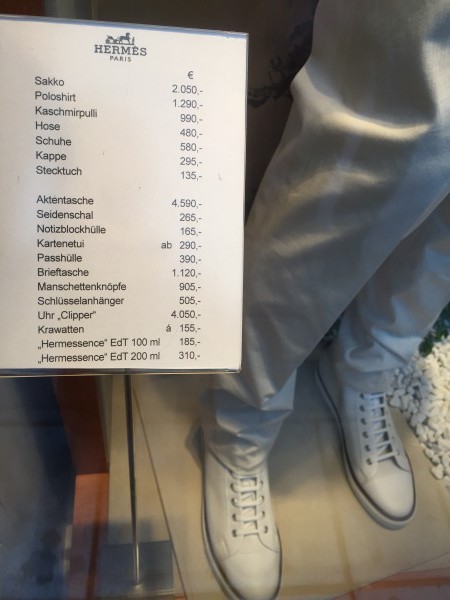 Haben Sie Bedarf für ein Sakko für schlappe 2.050 Euro? Oder ein Poloshirt für 1.290 Euro? Alles kein Problem. Sie kriegen auch die dazugehörige Kappe für "nur" 295 und das Stecktuch für 135 Euro (gesehen in der Wiener Innenstadt).