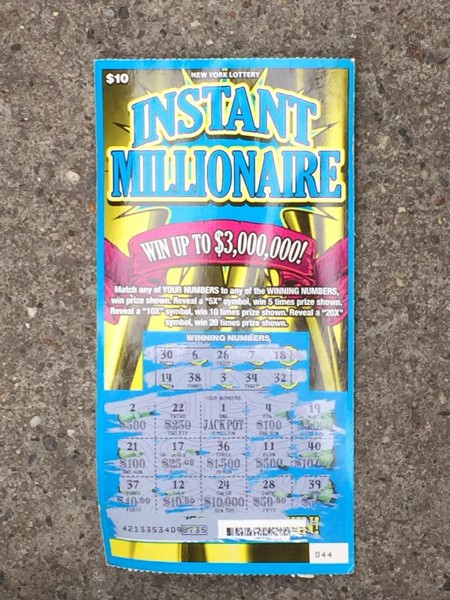 Der Traum Millionär zu werden. Auf dem Rubbellos, das ich in New York auf der Straße fand, steht: "Sofort Millionär". Ein Traum. Dafür gab der arme New Yorker 10 Dollar aus. Wutentbrannt warf er die Niete auf den Boden.