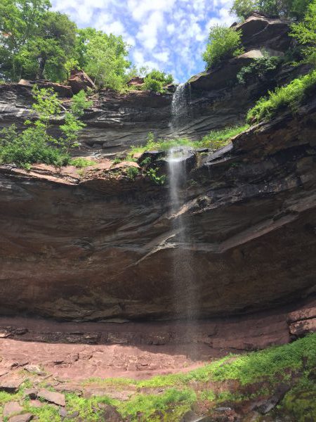 In den Bergen in den Catskills zu wandern ist herrlich. Dort gibt es herrliche Wasserfälle.