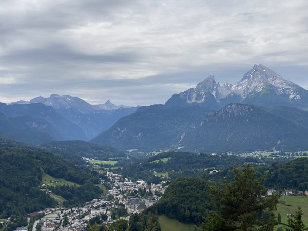 Dieses Bild hat ein leeres Alt-Attribut. Der Dateiname ist Blick-auf-Berchtesgaden-und-den-Watzmann-600x450.jpeg